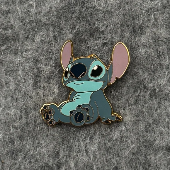 Disney Pin Trading 2005 Stitch Seated - Picture 1 of 2